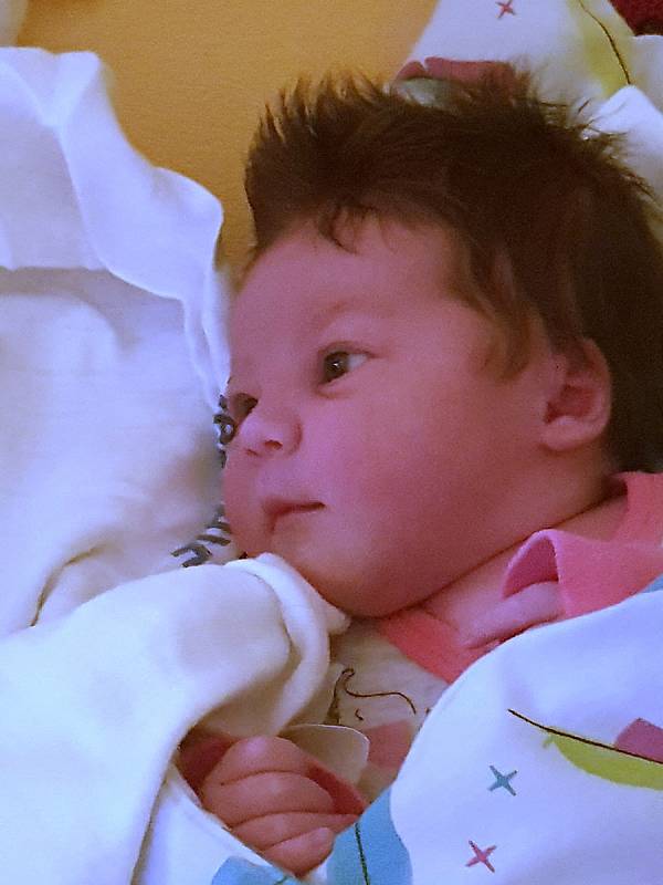 Klára Kozáčková se narodila 10. listopadu 2021 v 19:13 hodin. Vážila 3610 g a měřila 51 cm. Velkou radost udělala svým rodičům Lucii a Tomášovi z Poličky. Tatínek to u porodu zvládl statečně. Foto: rodina