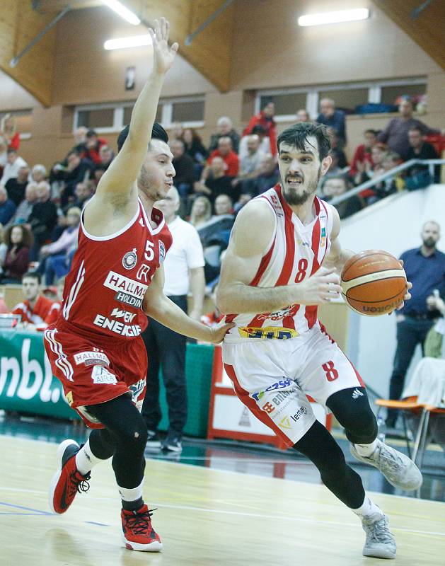 Basketbalové utkání semifinále Alpe Adria Cupu mezi BK JIP Pardubice (v bíločerveném) a BC Hallmann Vídeň (v červeném) v pardubické hale na Dašické.