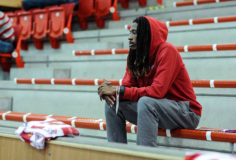 Basketbalové utkání play off Kooperativy NBL mezi BK JIP Pardubice (v bíločerném) a BC Geosan Kolín (v modrém) v pardubické hale na Dašické.