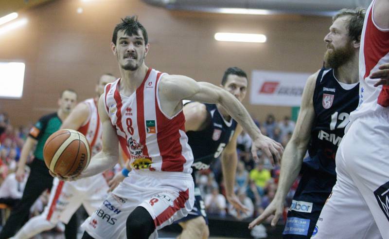 Basketbalové utkání play off Kooperativy NBL mezi BK JIP Pardubice (v bíločerném) a BK Armax Děčín (v černém) v pardubické hale na Dašické.