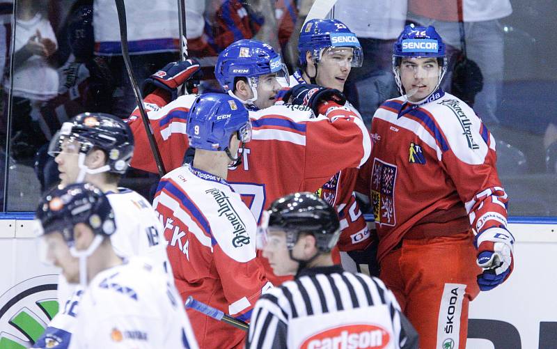 Z utkání Carlson hockey games mezi Českou republikou (v červeném) a Finskem ( v bílomodrém) v pardubické Tipsport areně.