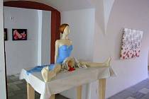 Plastika menstruující dívky - moderní "umění" v galerii Mázhaus