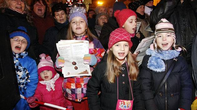 Česko zpívá koledy na Pernštýnském náměstí. Akce Deníku se zúčastnily stovky lidí. Děkujeme! 