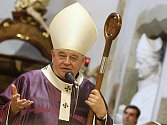 Arcibiskup pražský Dominik Duka při slavnostní mši za Arnošta z Pardubic v kostele svatého Bartoloměje v Pardubicích.
