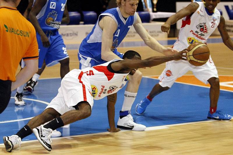 Mezinárodní třídenní turnaj v basketbale – Primátor Cup 2010 odstartoval v pardubické ČEZ Areně zápasem domácího BK JIP s Deutsche Bank Skyliners Frankfurt. 