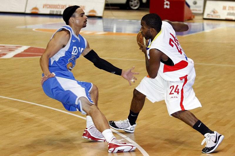 Mezinárodní třídenní turnaj v basketbale – Primátor Cup 2010 odstartoval v pardubické ČEZ Areně zápasem domácího BK JIP s Deutsche Bank Skyliners Frankfurt. 