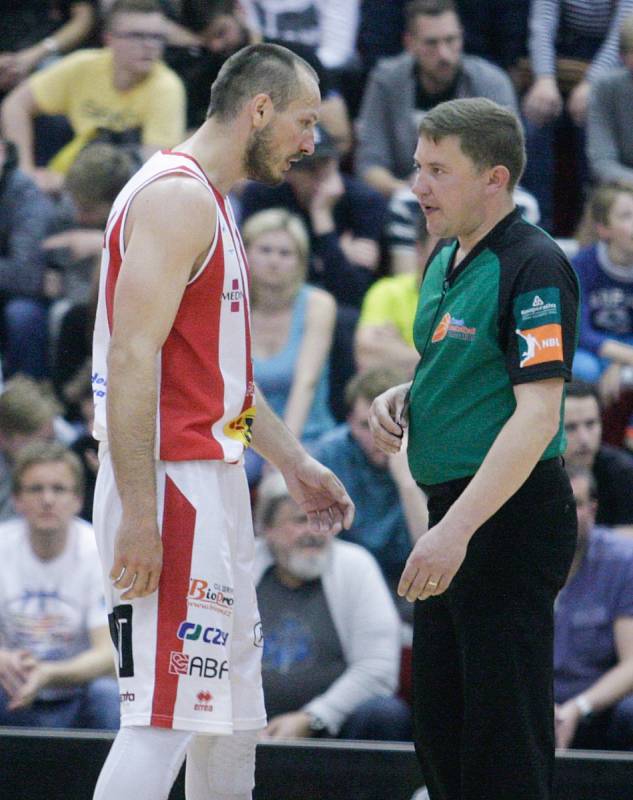 Basketbalové utkání play off Kooperativy NBL mezi BK JIP Pardubice (v bíločerném) a BK Armax Děčín (v černém) v pardubické hale na Dašické.