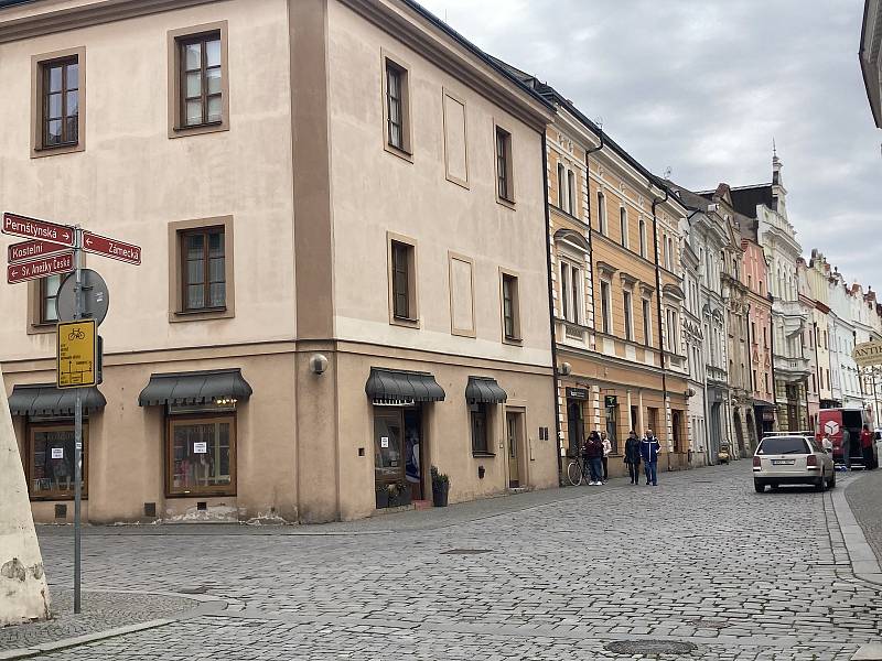 Tradiční předzahrádky, které vyrostou před kavárnami a restauracemi okolo celého náměstí, se letos nově objeví také v Pernštýnské ulici.