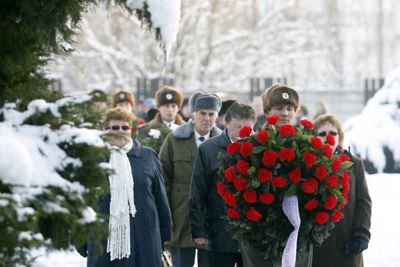 PIETNÍHO AKTU se zúčastnil také Adolf Švadlenka, jehož otec byl za války popraven právě v souvislosti s akcí Silver A. Na fotografii ukazuje svého otce, který zřejmě ukrýval jednoho z parašutistů. 