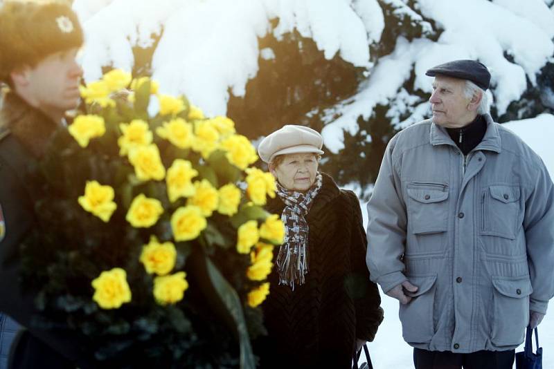 PIETNÍHO AKTU se zúčastnil také Adolf Švadlenka, jehož otec byl za války popraven právě v souvislosti s akcí Silver A. Na fotografii ukazuje svého otce, který zřejmě ukrýval jednoho z parašutistů. 