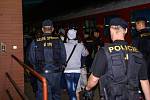 Zadržení skupiny 32 ilegálních migrantů v Pardubicích na hlavním nádraží.