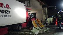Asistence hasičů byla potřeba i při nehodě kamionu, který naboural přímo do domu