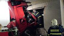Asistence hasičů byla potřeba i při nehodě kamionu, který naboural přímo do domu