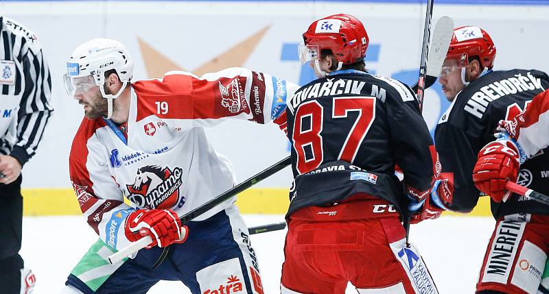 Hokejové utkání Tipsport extraligy v ledním hokeji mezi HC Dynamo Pardubice (v bíločerveném) a HC Oceláři Třinec (v černočerveném) v pardudubické enterie areně.