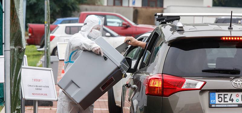 V krajských volbách odvoleno. Lidé v karanténě hodili svůj hlas do urny skrz okénko v autě na parkovišti za pardubickou enteria arenou.