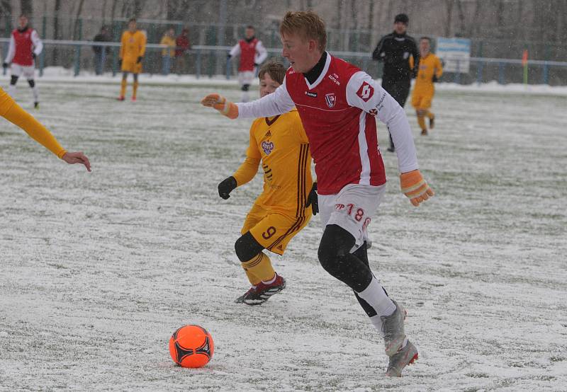 Přípravné utkání Fortuna národní ligy mezi FK Pardubice (ve červenobílém) a FK Dukla Praha U-21 (ve žlutém) na hřišti v Ohrazenicích v Pardubicích