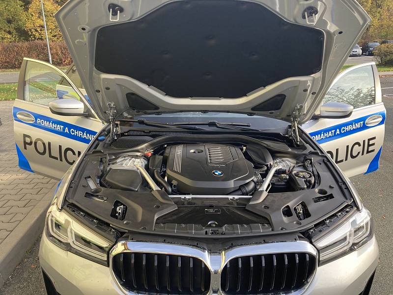 Policistům odteď bude pomáhat vozidlo BMW 540i X drive, které však budou moci občané v Královéhradeckém kraji potkávat na různých typech komunikací, nejen na dálnici.