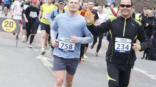 Policejní běžci Jan Klička (758) a Petr Shejbal (234) na trati Pardubického vinařského půlmaratonu. 