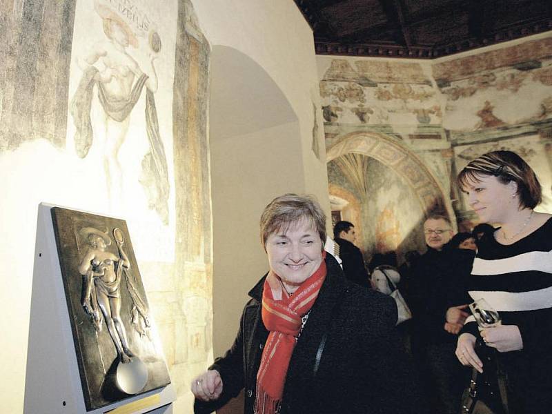 Muzeum má novou atrakci – lidé se mohou dotýkat bronzového reliéfu Fortuny Volubilis