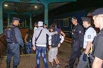 Zadržení imigranti na pardubickém hlavním nádraží. 