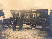 Na historickém snímku je jeden  z prvních, podle starosty možná ten úplně první autobus, kterým mohli obyvatelé jihoplzeňských Předenic dojíždět do Plzně a zpět