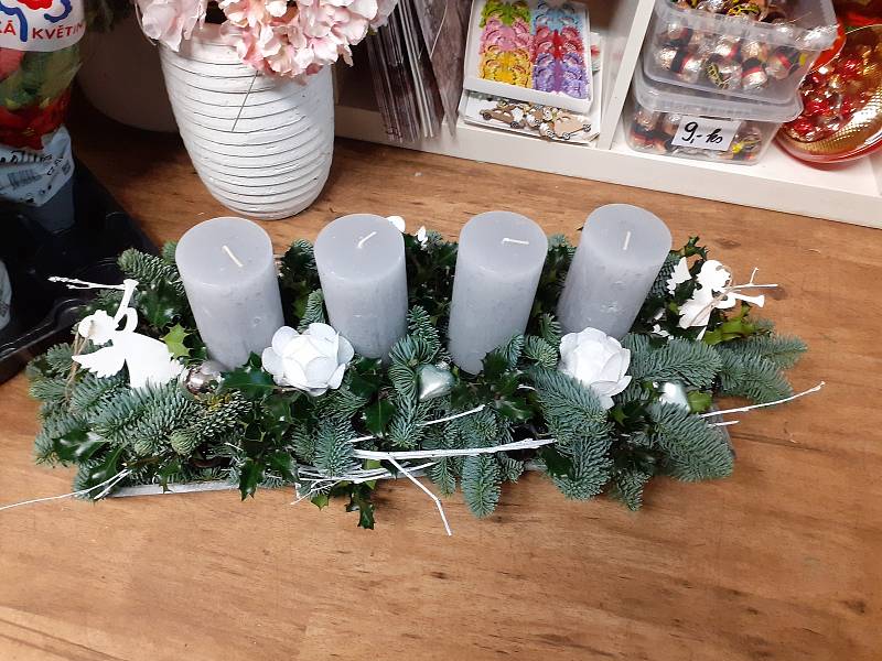 Deník.cz | Červeno-zlatý adventní věnec je hit, říká floristka z Receptáře  | fotogalerie