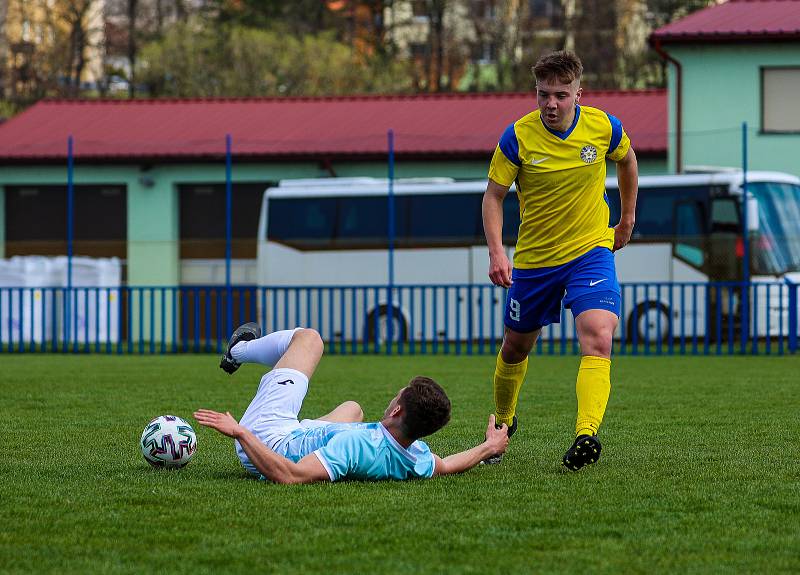 Fotbalisté SK SENCO Doubravka (na archivním snímku hráči ve žlutých dresech) porazili v závěrečném kole letošní sezony domácí Sedlčany 5:1.