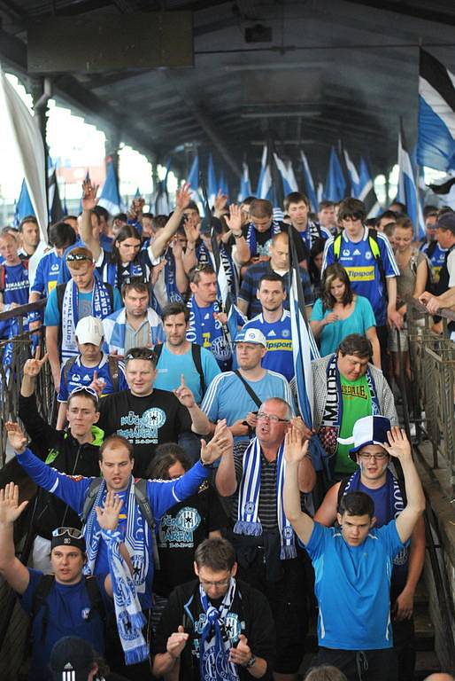 Fanoušci klubu Sigma Olomouc prošli z nádraží k Doosan areně bez  problému. Cestou je doprovázela policie