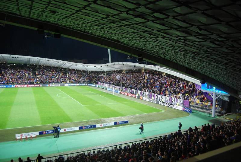 Zahájení zápasu na stadionu v Mariboru