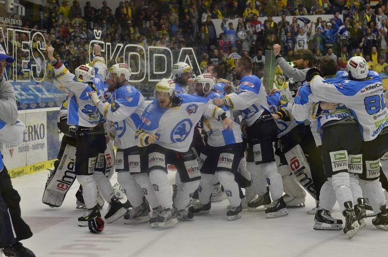 Hokejisté oslavují zisk historicky prvního titulu mistra na stadionu ve Zlíně