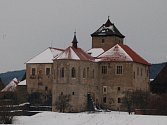 Vodní hrad Švihov na Klatovsku, kde se rodily Tři oříšky pro Popelku. Na snímku pod letošní sněhovou peřinou