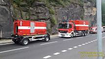 První odřad hasičů z Plzeňského kraje zamířil k lesnímu požáru v Hřensku v noci na úterý a hned ráno se zapojil do činnosti.