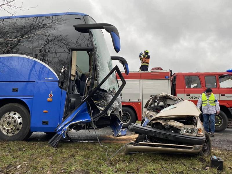 Nedaleko Nepomuku se v pátek 3. února srazil autobus s osobním vozem, jeden člověk nehodu nepřežil.