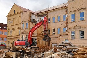Přestavba budovy staré školy na Habrmannově náměstí v plzeňské Doubravce na obvodní radnici.