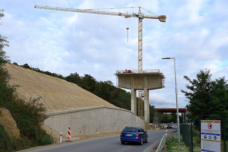 Západní okruh - komunikace propojující Domažlickou a Karlovarskou silnici, navržena v dvoupruhovém uspořádání o celkové délce 5,9 km. Ve výstavbě je II. etapa z Křimic na Košutku. Zároveň jsou budovány nové cyklostezky i biokoridory pro přechod zvěře.