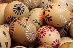 Velikonoční jarmark, na kterém si mohou návštěvníci vyrobit vlastní velikonoční dekorace, ozdobit vajíčka či kraslice nebo uplést pomlázku, uspořádalo národopisné oddělení Západočeského muzea na náměstí Republiky v Plzni.
