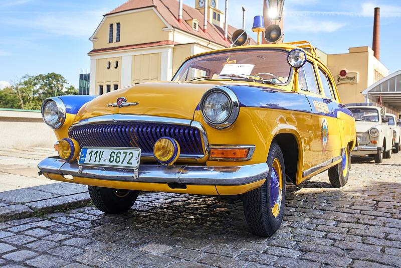 Veteránský sraz vozidel vyrobených za socialismu spojený se stokilometrovou vyjížďkou po Plzeňsku a Rokycansku startoval z nádvoří Plzeňského Prazdroje. Zúčastnit se mohly automobily a motorky prodávané v ČSSR v síti Mototechna v letech 1948 – 1989.