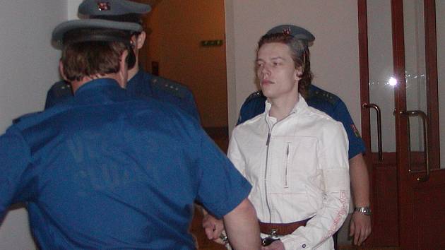 Když Tomáše Zelenku přiváděla eskorta k soudu, tvářil se  zaraženě. Ovšem v jednací síni vystupoval velmi samolibě, přestože mu za jeho čin hrozí výjimečný trest