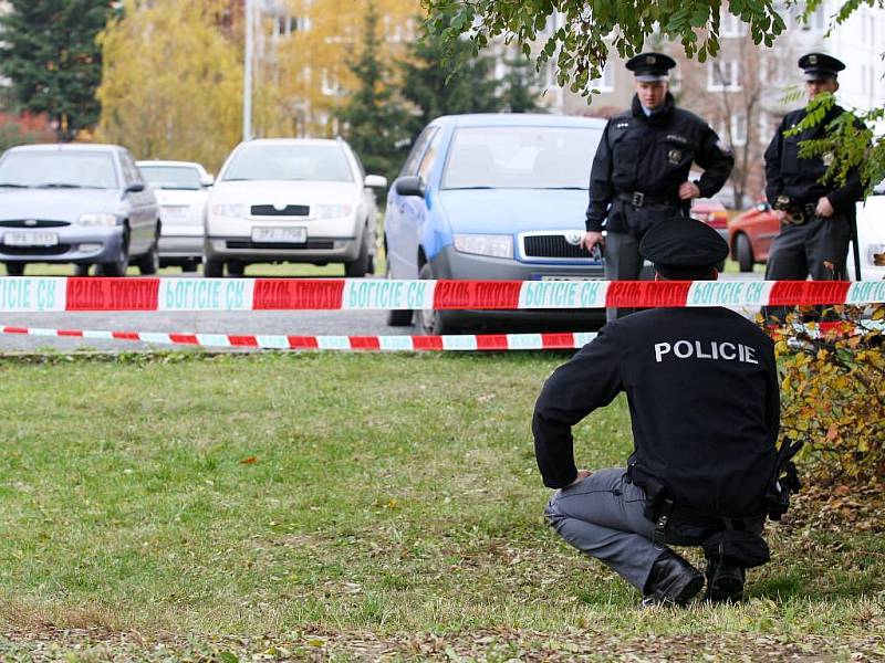 Policisté zajišťují stopy u fakultní nemocnice v Plzni na Borech, kde došlo k přepadení eskorty