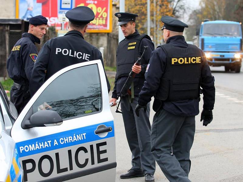 Policie zablokovala výjezdy z Plzně a zastavuje a prohlíží projíždějící auta
