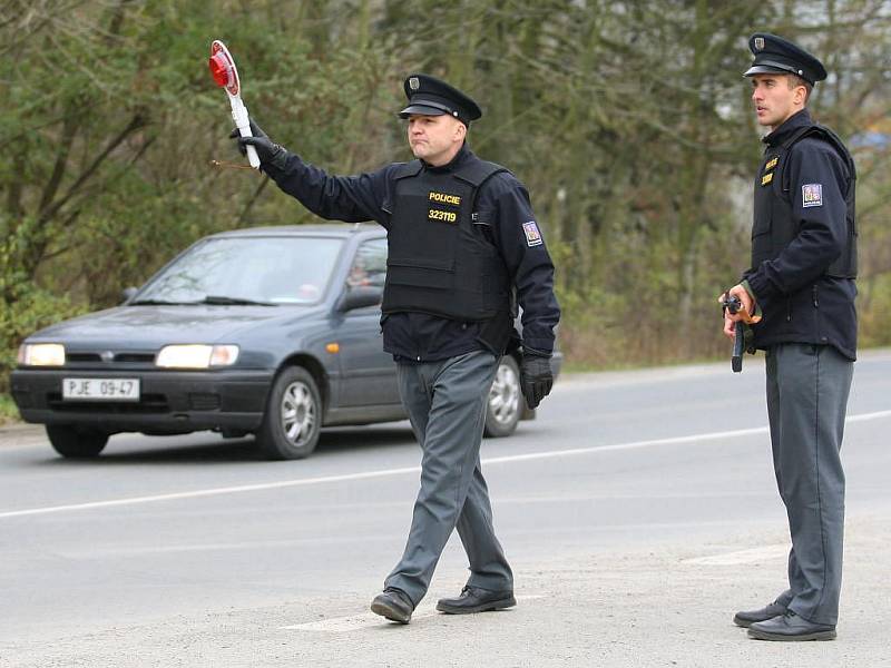 Policie zablokovala výjezdy z Plzně a zastavuje a prohlíží projíždějící auta