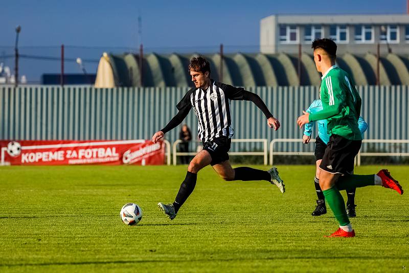 15. kolo I. A třídy: SK Smíchov Plzeň - FC Rokycany B (na snímku fotbalisté v zelených dresech) 4:2 (2:0).