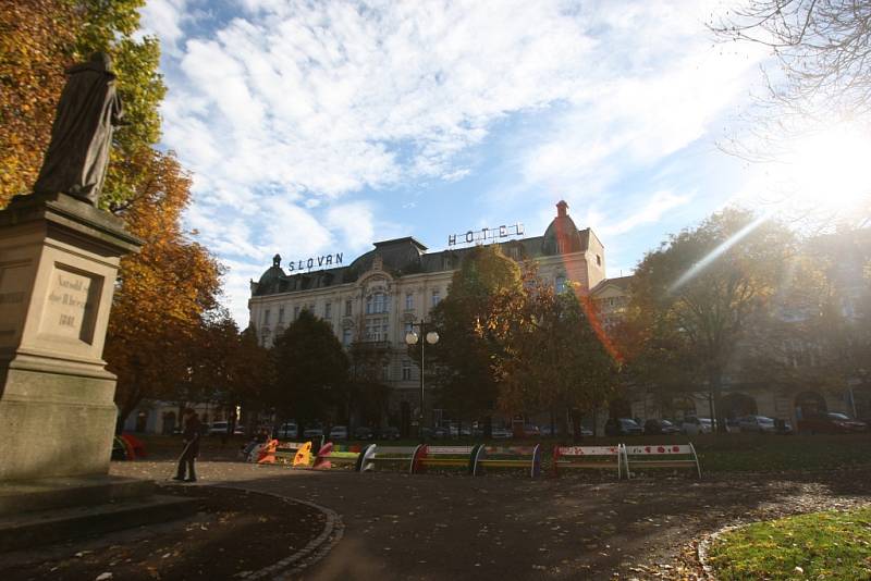 Náladu v podzimní Plzni zachytil náš fotoreportér ve Smetanovo a Kopeckého sadech na hřbitově u sv. Jiří