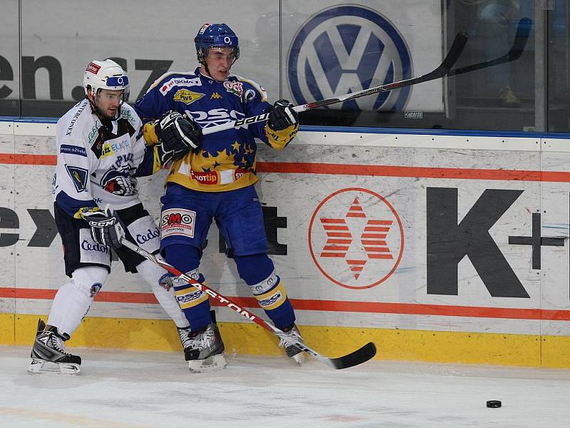 Ze zápasu 8. kola hokejové extraligy Plzeň (v modrobílém) - Zlín.