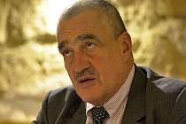 Na pivo a diskuzi zval ve středu veřejnost prezidentský kandidát, ministr zahraničí a předseda TOP 09 Karel Schwarzenberg. Ještě před tím odpověděl Deníku na pár otázek. 