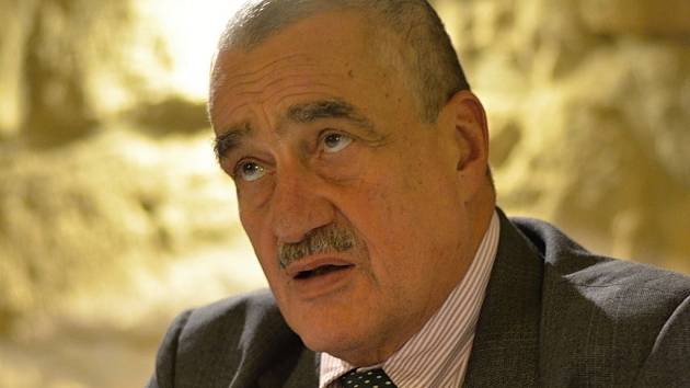 Na pivo a diskuzi zval ve středu veřejnost prezidentský kandidát, ministr zahraničí a předseda TOP 09 Karel Schwarzenberg. Ještě před tím odpověděl Deníku na pár otázek. 