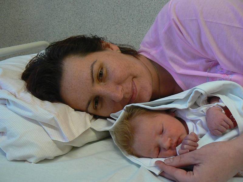Desetiletá Šárka se moc těšila na svoji novorozenou sestřičku, která přišla na svět 4. 1. v 17.45 hod. v Mulačově nemocnici v Plzni. Z Terezky (2,75 kg, 49 cm) mají velkou radost rodiče Šárka a Milan Suchánkovi z Přeštic