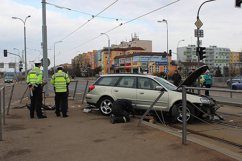 Osobní auto projelo skrz zastávku a skončilo v kolejišti