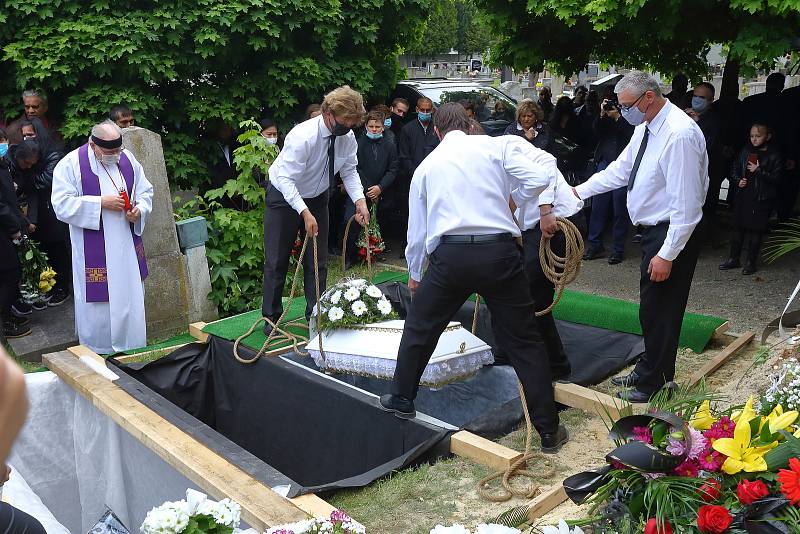 Rodina a blízcí se v pátek rozloučili s oběťmi tragické dopravní nehody osobního auta a vlaku u Kamenného Újezdu na Plzeňsku. Poslední rozloučení proběhlo na hřbitově v Nýřanech.