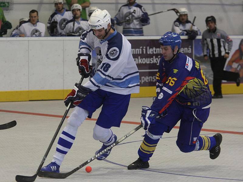 Hokejbalisté Škody Plzeň (v bílém) vstoupili do extraligového play off vítězně. V prvním utkání zdolali pražský Kert Park 4:3, ve druhém vyhráli 3:1 a v sérii vedou 2:0.